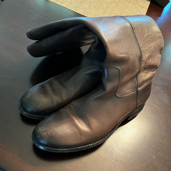 Frye Melissa button 2 boots size 8 lightly worn. Great condition. - Picture 3 of 5